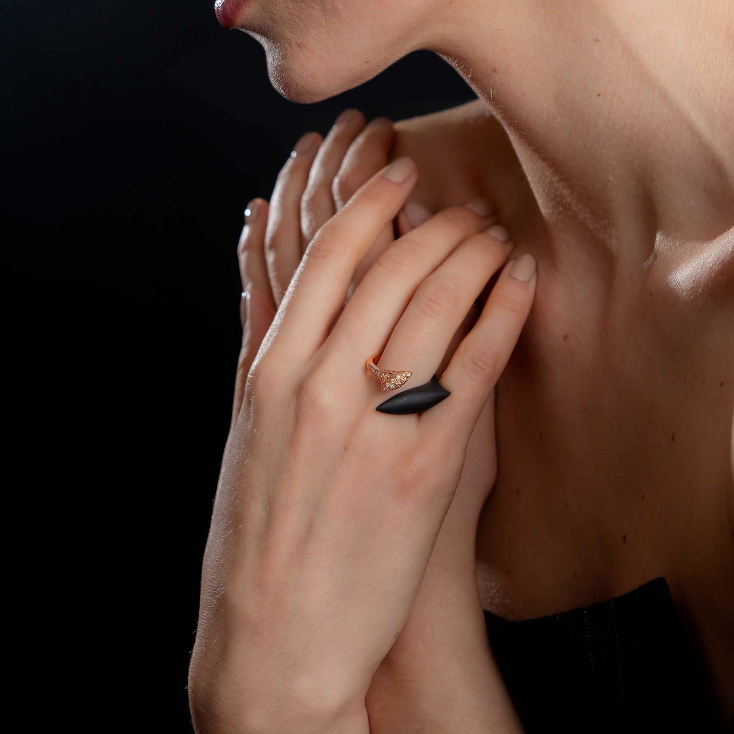 Abbraccio Petite Contrarie Ring